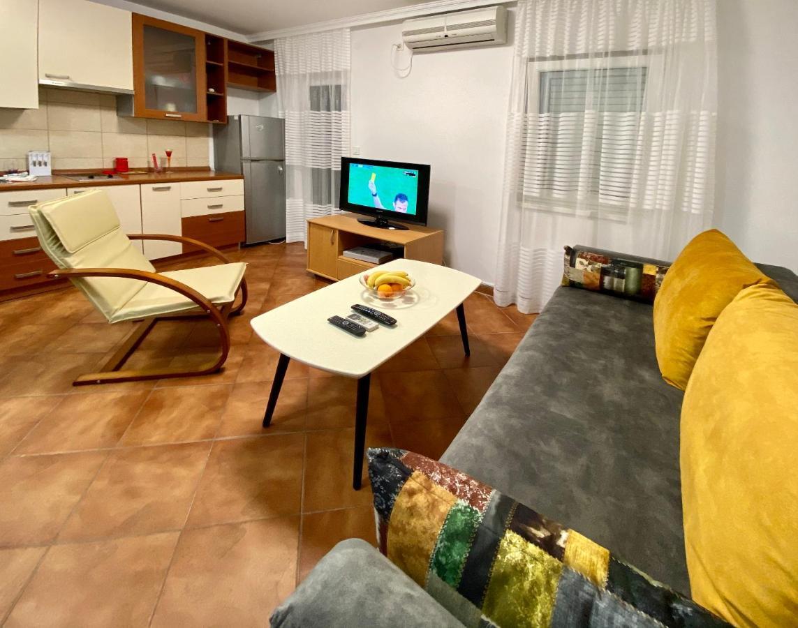 Family Beachfront Apartment Petrovac Exterior photo