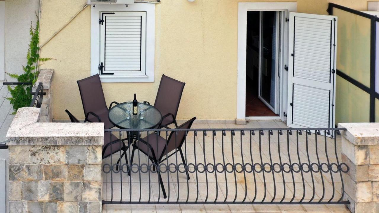 Family Beachfront Apartment Petrovac Exterior photo